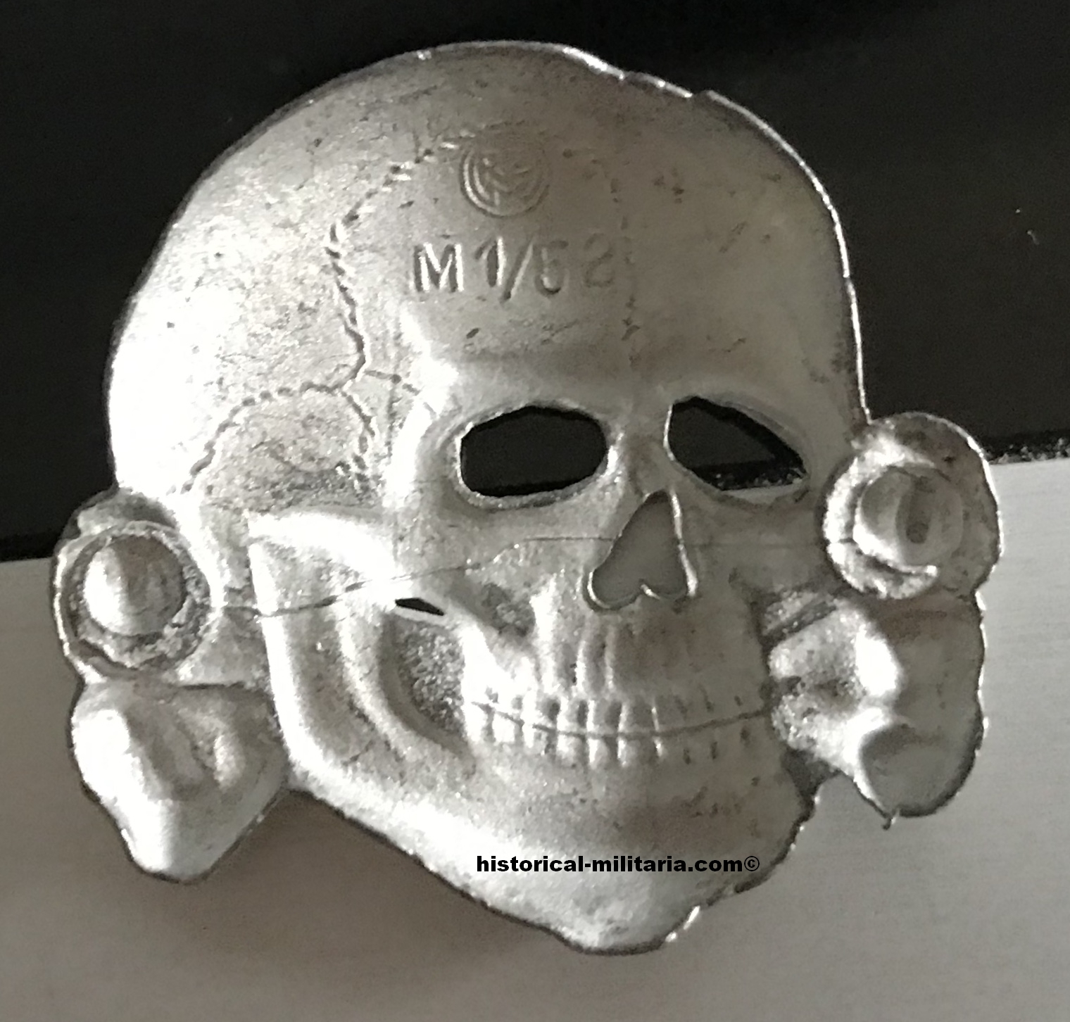 Waffen-SS Officer visor cap eagle set: SS eagle and skull both with identical RZM M1/52 markings NO prongs - SS Offizier Mützenset OHNE Splinte - Fregi da berretto delle Waffen-SS Aquila +teschio SENZA spille Waffen-SS Officer visor cap eagle set: SS eagle and skull both with identical RZM M1/52 markings NO prongs - SS Offizier Mützenset OHNE Splinte - Fregi da berretto delle Waffen-SS Aquila +teschio SENZA spille