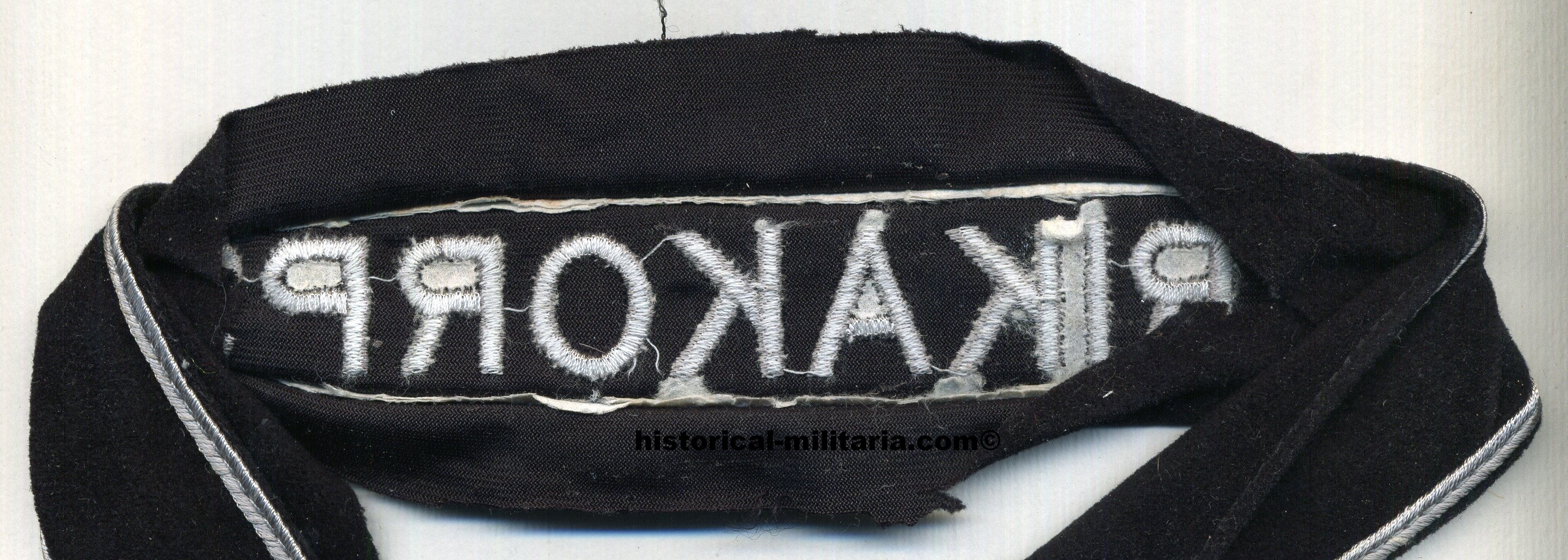 AFRIKAKORPS early post war machine-embroidered silver-grey cuff title on finest soft BLACK wool - Ärmelband - Fascia da braccio ARIKAKORPS AFRIKAKORPS early post war machine-embroidered silver-grey cuff title on finest soft BLACK wool - Ärmelband - Fascia da braccio ARIKAKORPS