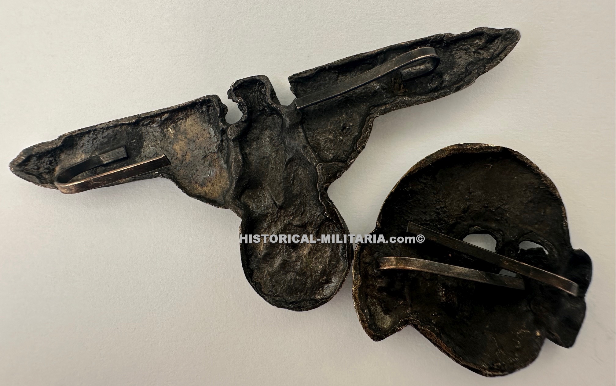 Waffen-SS Officer visor cap eagle set metal: SS eagle with skull manually darkened - Waffen-SS Unteroffizier Offizier Mützenset manuell gedunkelt - Fregi da berretto delle Waffen-SS Aquila con teschio SS scurato Waffen-SS Officer visor cap eagle set metal: SS eagle with skull manually darkened - Waffen-SS Unteroffizier Offizier Mützenset manuell gedunkelt - Fregi da berretto delle Waffen-SS Aquila con teschio SS scurato