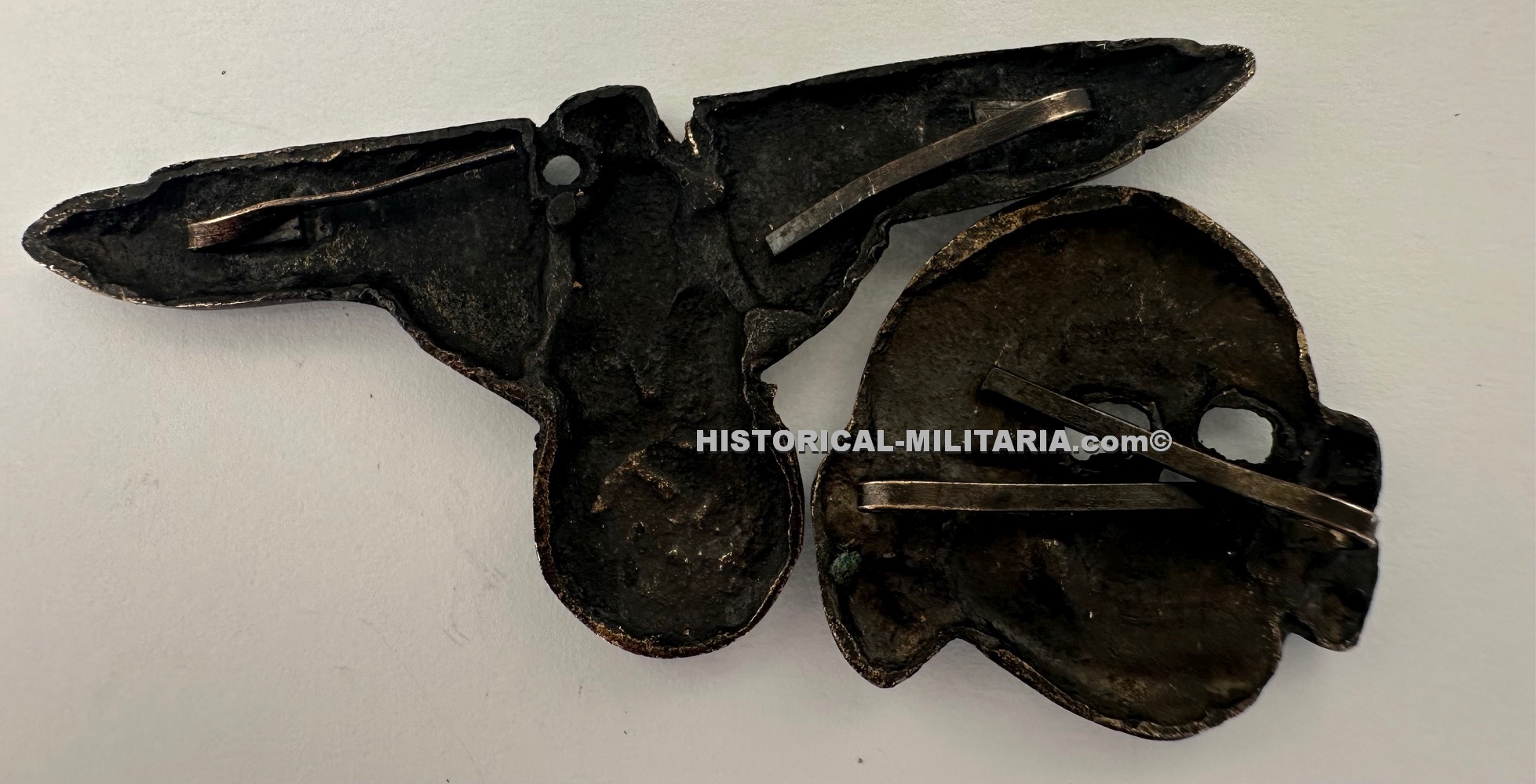 Waffen-SS Officer visor cap eagle set metal: SS eagle with skull manually darkened - Waffen-SS Unteroffizier Offizier Mützenset manuell gedunkelt - Fregi da berretto delle Waffen-SS Aquila con teschio SS scurato Waffen-SS Officer visor cap eagle set metal: SS eagle with skull manually darkened - Waffen-SS Unteroffizier Offizier Mützenset manuell gedunkelt - Fregi da berretto delle Waffen-SS Aquila con teschio SS scurato