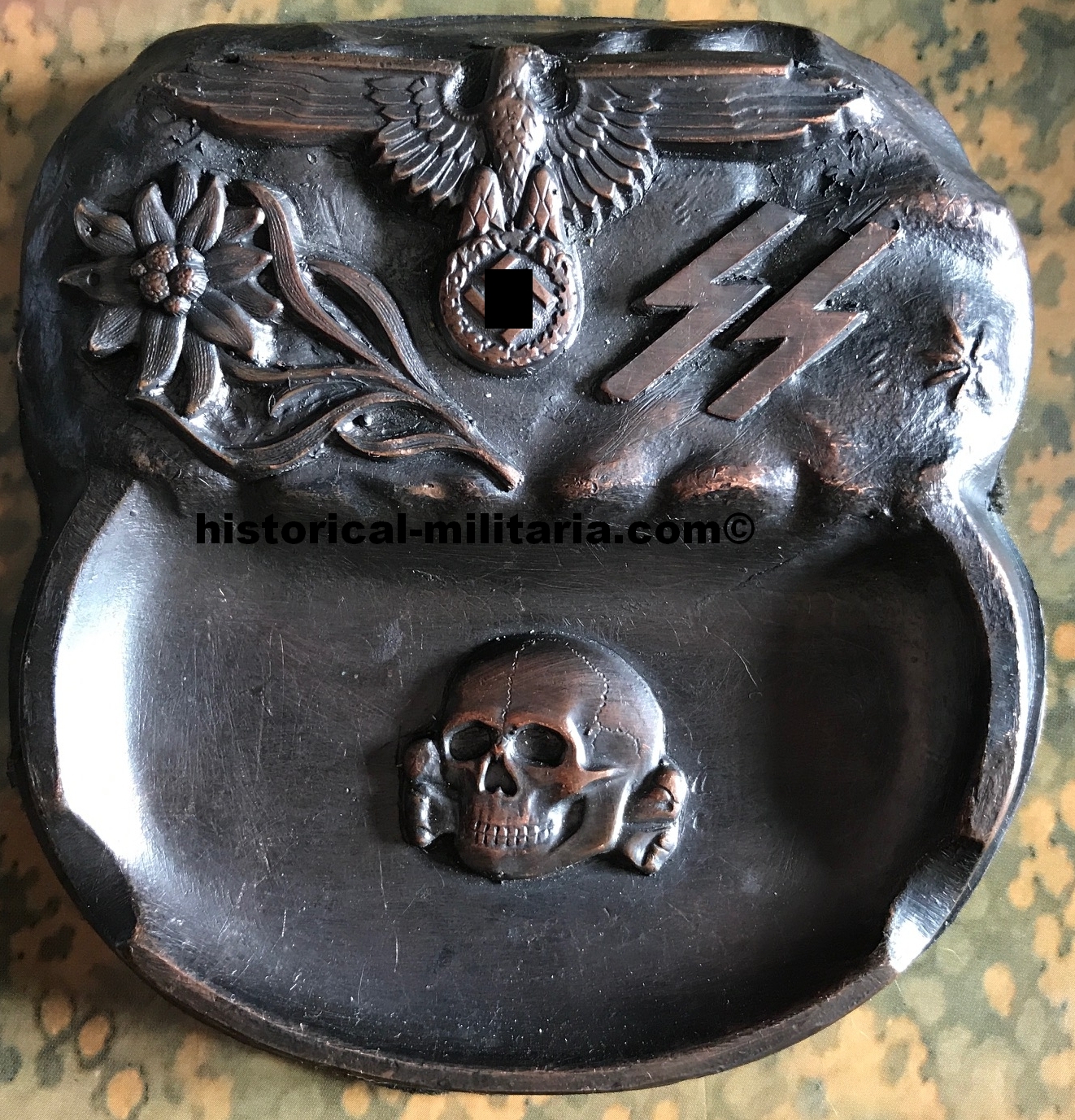 SS-Aschenbecher mit Hheitsabzeichen, Totenkopf und Edelweiss - SS Ashtray  with Edelweiss, SS Eagle and Death Head - R.I. International Trading Company