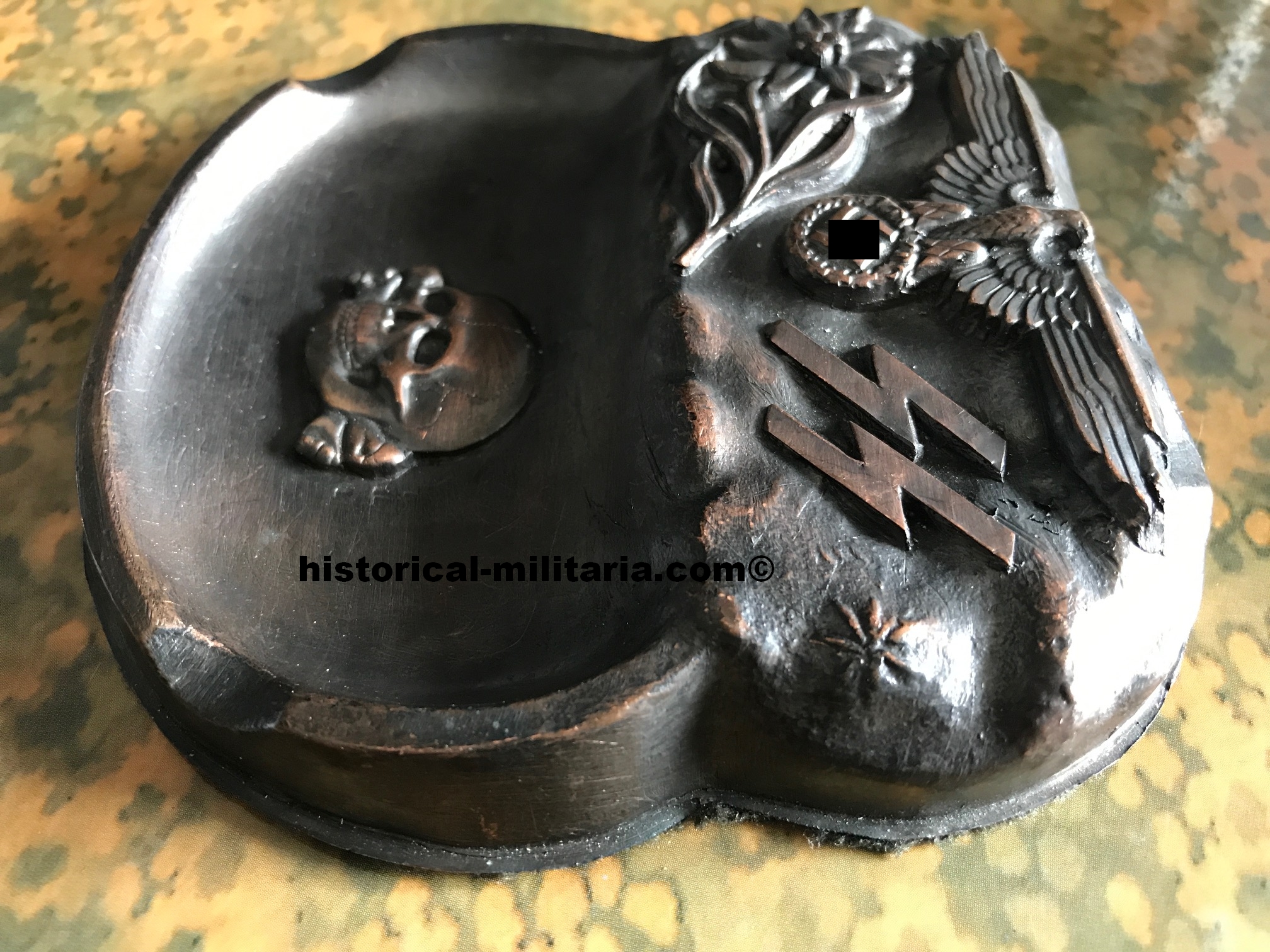 SS-Aschenbecher mit Hheitsabzeichen, Totenkopf und Edelweiss - SS Ashtray  with Edelweiss, SS Eagle and Death Head - R.I. International Trading Company