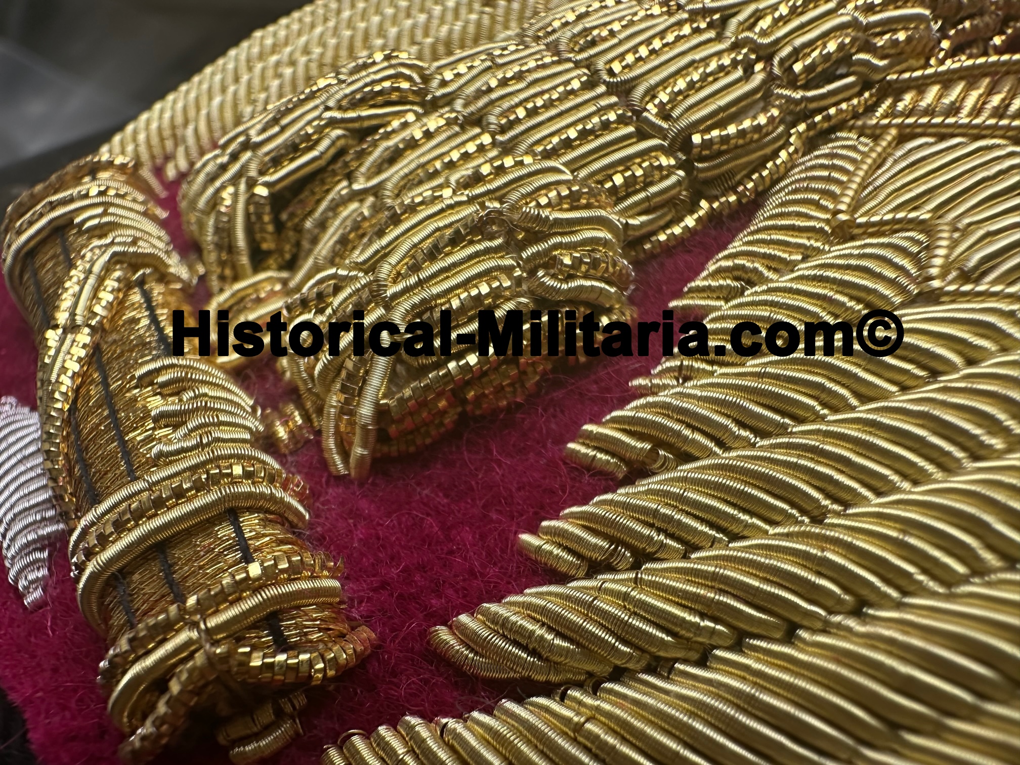 Fregio per berretto o Fez MVSN Aquila in oro da Generale Ufficiale della Milizia modello 1941 su panno carmino - Italian MVSN General cap badge 1941 pattern on carmine