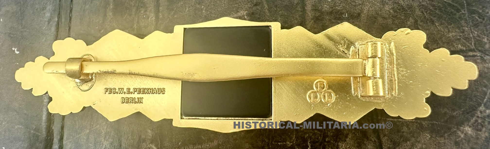 CLOSE COMBAT CLASP in gold - NAHKAMPFSPANGE in gold - Distintivo di combattimenti corpo a corpo ravvicinato in oro CLOSE COMBAT CLASP in gold - NAHKAMPFSPANGE in gold - Distintivo di combattimenti corpo a corpo ravvicinato in oro