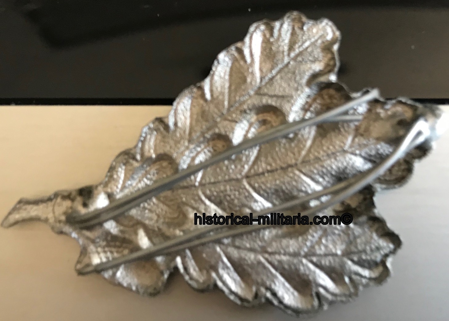 Wehrmacht Mützenabzeichen Jägertruppe stärker gedunkelt - Metal aged JAGER Cap badge for the field cap of Jägertruppen - Distintivo in metallo Jager per il cappello dei cacciatori dell'esercito tedesco Wehrmacht Mützenabzeichen Jägertruppe stärker gedunkelt - Metal aged JAGER Cap badge for the field cap of Jägertruppen - Distintivo in metallo Jager per il cappello dei cacciatori dell'esercito tedesco