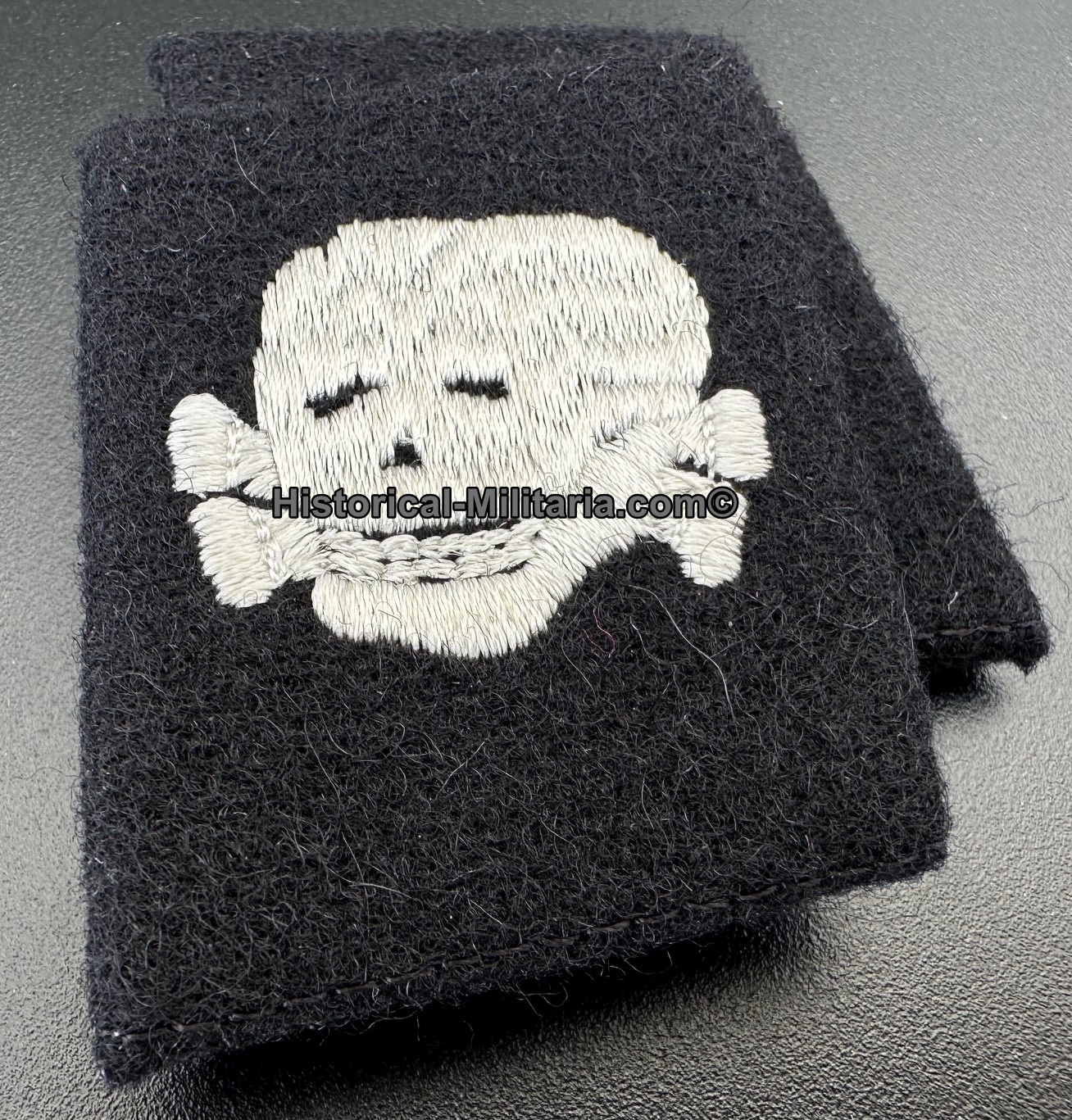 SS-Division Totenkopf - 3. SS-Panzer-Division " Totenkopf " SS-Mann Kragenspiegel - SS-Totenkopf Private vertical collar tabs - Mostrine da Soldato semplice della Divisione SS-Totenkopf tedesca SS-Division Totenkopf - 3. SS-Panzer-Division " Totenkopf " SS-Mann Kragenspiegel - SS-Totenkopf Private vertical collar tabs - Mostrine da Soldato semplice della Divisione SS-Totenkopf tedesca