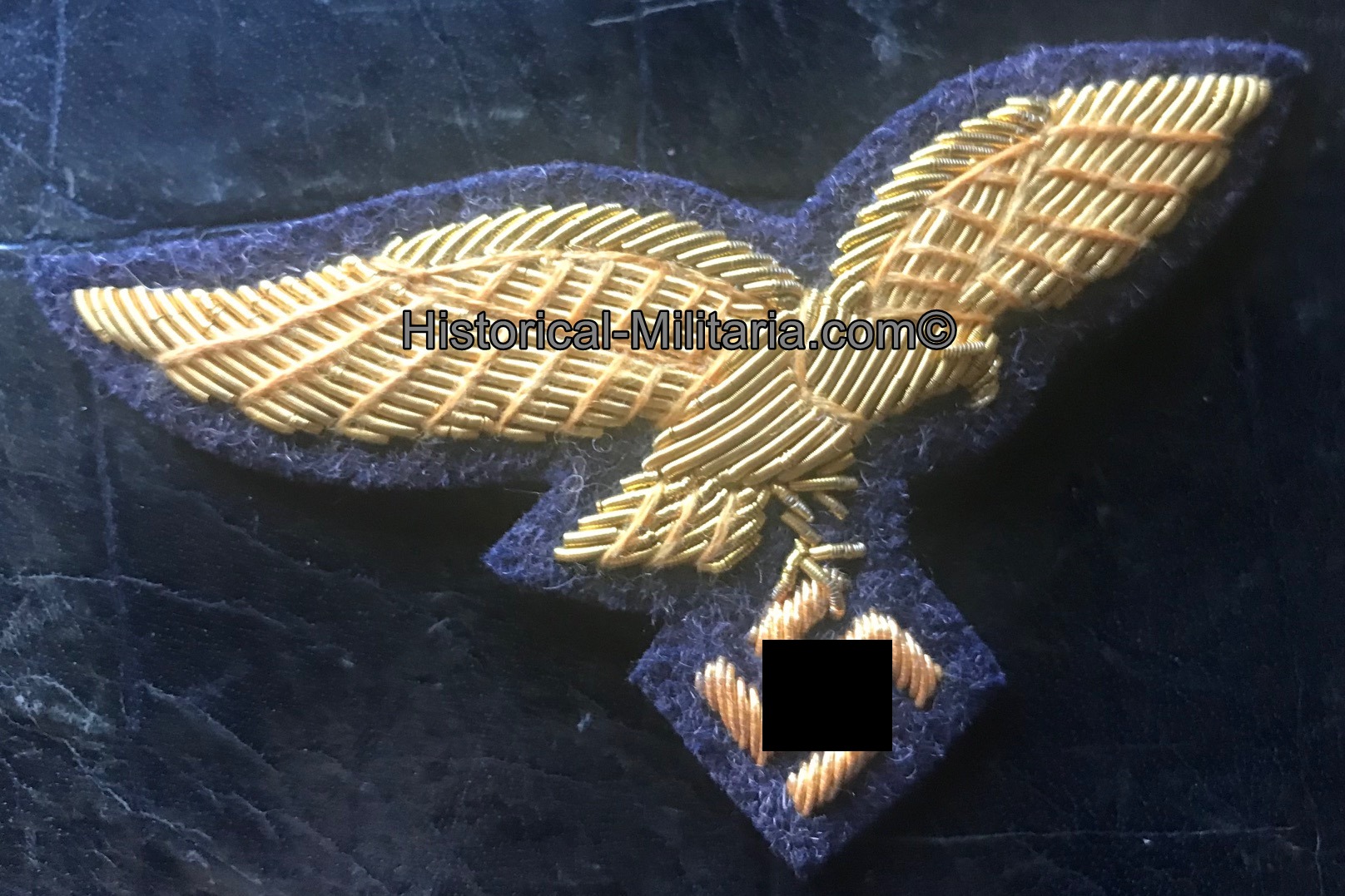 Luftwaffe General cap eagle in gold on greyblue - Luftwaffe General Mützenadler auf graublau - Aquila da berretto da Generale della Luftwaffe su panno grigioblu