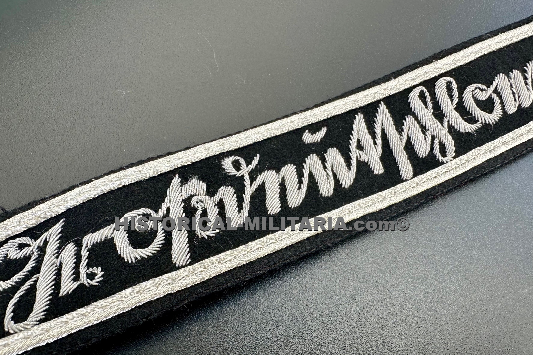 German Army Großdeutschland 3rd pattern Elite Unit Officer Grossdeutschland cuffband in Sütterlin script - Ärmelband Großdeutschland 3. Muster Offizier - Großdeutschland fascia da braccio da Ufficiale German Army Großdeutschland 3rd pattern Elite Unit Officer Grossdeutschland cuffband in Sütterlin script - Ärmelband Großdeutschland 3. Muster Offizier - Großdeutschland fascia da braccio da Ufficiale