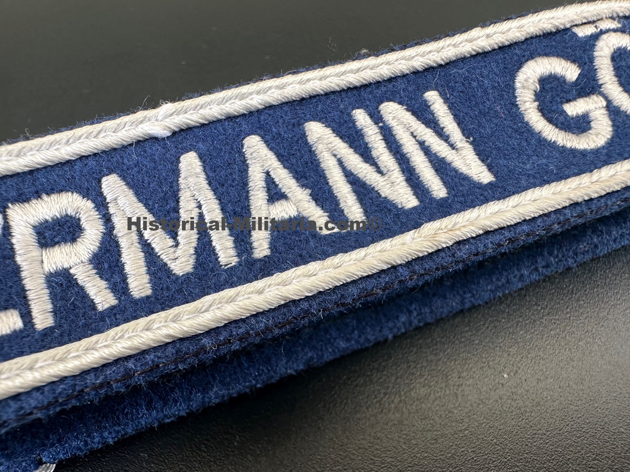 Luftwaffe Hermann Göring machine-embroidered NCO cuff title on blue - Ärmelband Luftwaffe Hermann Göring Unteroffiziere - Fascia da braccio Luftwaffe Hermann Göring per Sottufficiali Luftwaffe Hermann Göring machine-embroidered NCO cuff title on blue - Ärmelband Luftwaffe Hermann Göring Unteroffiziere - Fascia da braccio Luftwaffe Hermann Göring per Sottufficiali