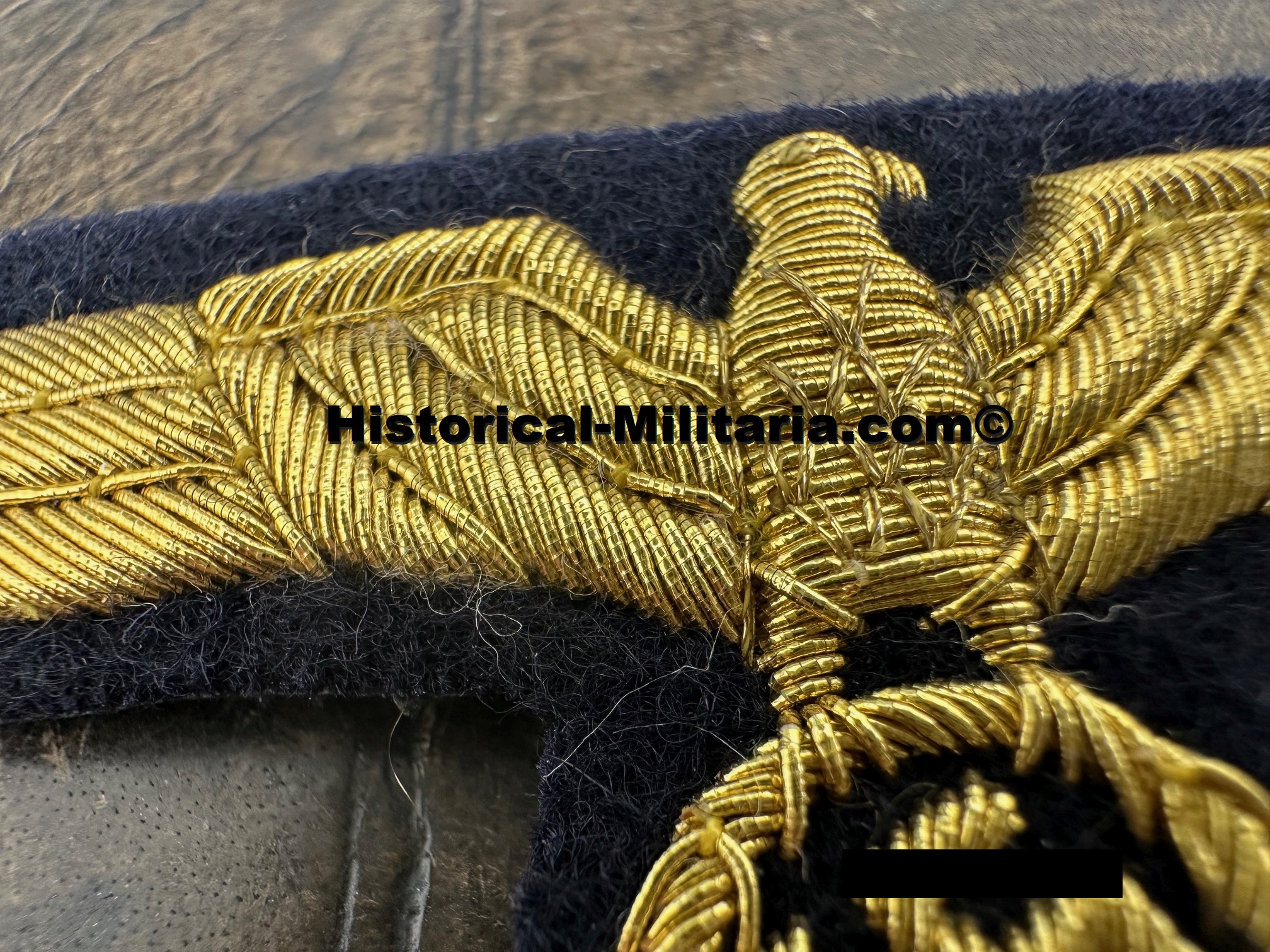 Kriegsmarine German Navy Officer cap eagle in celleon threads on dark blue - Mützenadler Offizier Kriegsmarine auf dunkelblau Celleonfaden - Aquila da berretto della marina militare tedesco su panno blu scuro da Ufficiale Kriegsmarine German Navy Officer cap eagle in celleon threads on dark blue - Mützenadler Offizier Kriegsmarine auf dunkelblau Celleonfaden - Aquila da berretto della marina militare tedesco su panno blu scuro da Ufficiale