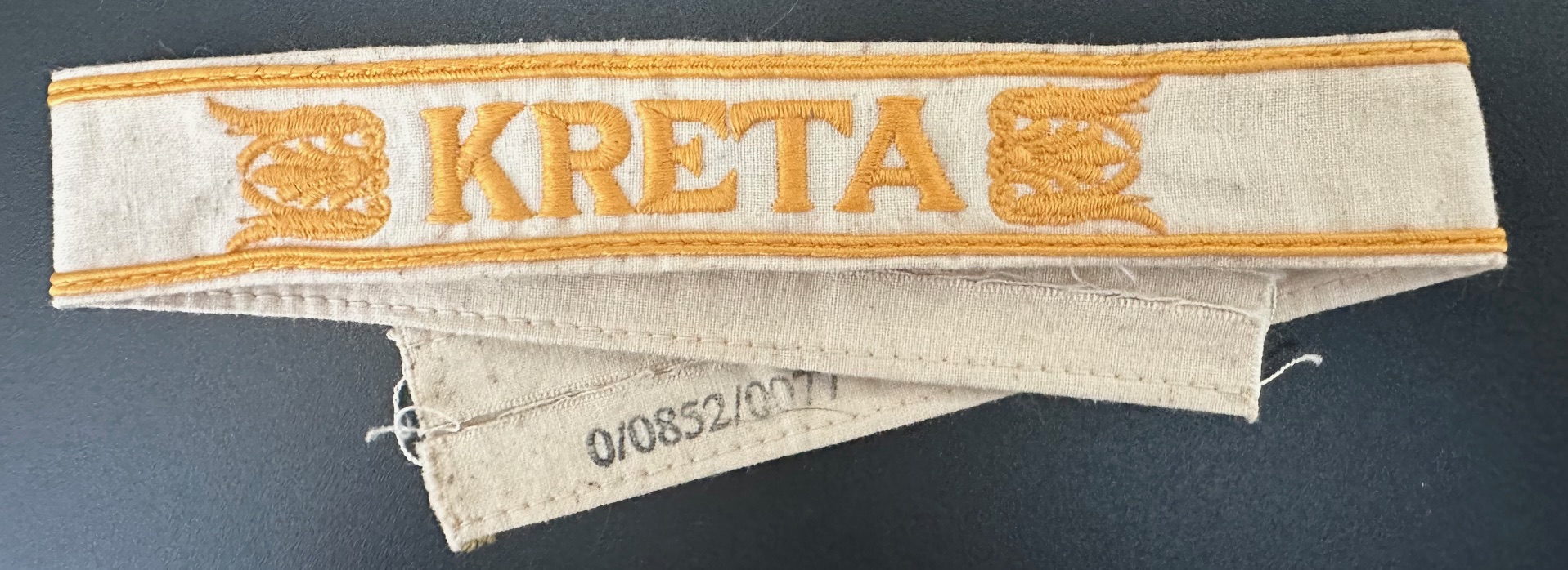 KRETA cuff title machine-embroidered with seven acanthus leaves Old Stock - Kreta Ärmelband maschinengestickt alter Lagerbestand - Fascia da braccio KRETA vecchio stock KRETA cuff title machine-embroidered with seven acanthus leaves Old Stock - Kreta Ärmelband maschinengestickt alter Lagerbestand - Fascia da braccio KRETA vecchio stock