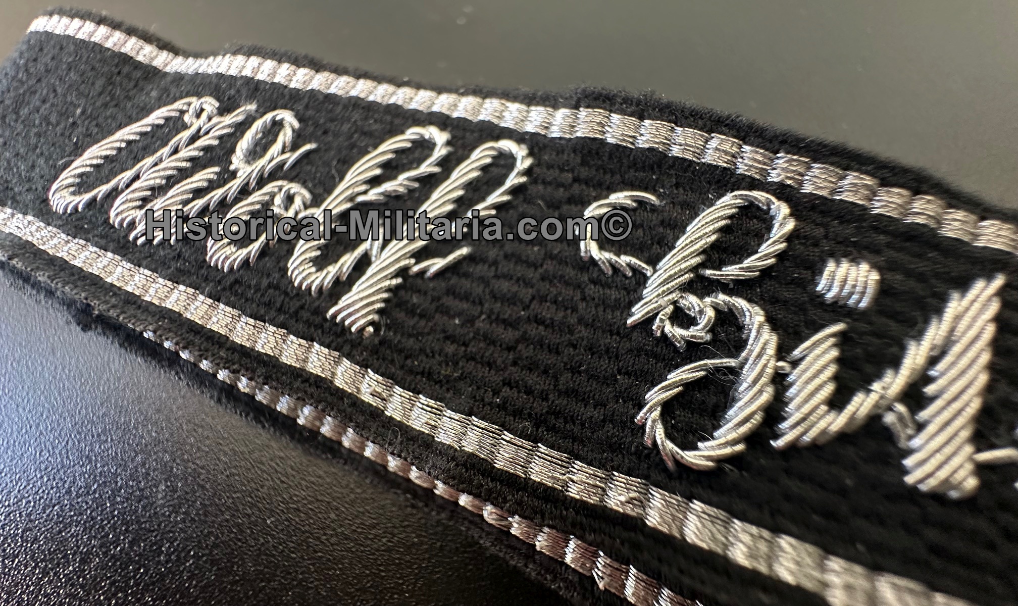 1.SS-Panzer Division " Leibstandarte SS Adolf Hitler " Ärmelband Ärmelstreifen LAH Offizier - LAH Officer cuff title Führer - Fascia da braccio Leibstandarte da Ufficiale LAH 1.SS-Panzer Division " Leibstandarte SS Adolf Hitler " Ärmelband Ärmelstreifen LAH Offizier - LAH Officer cuff title Führer - Fascia da braccio Leibstandarte da Ufficiale LAH