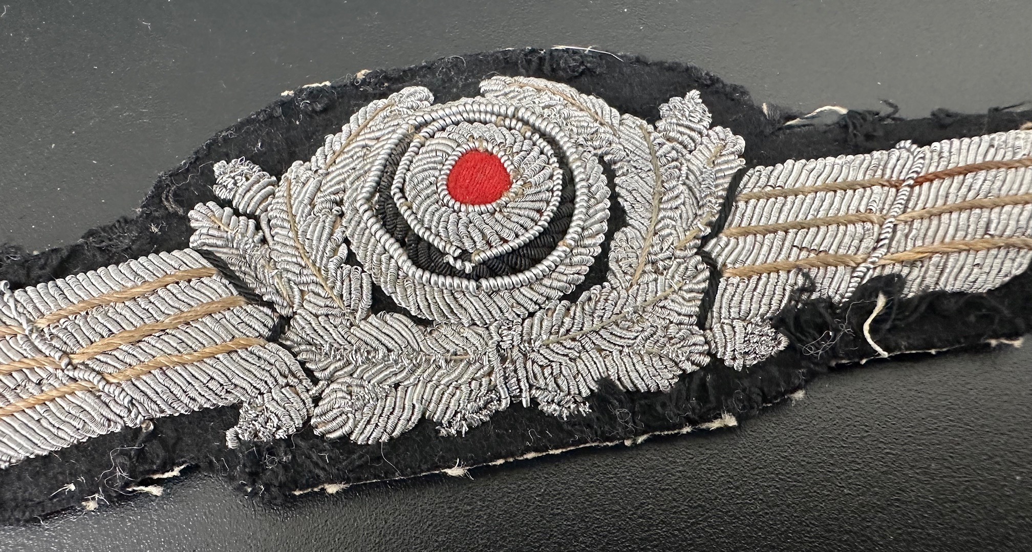 ORIGINAL Luftwaffenschwinge für Offiziere Mützenkranz für die Schirmmütze - Original Luftwaffe Officer's Visor Cap wreath - Fregio della Luftwaffe da Ufficiale originale ORIGINAL Luftwaffenschwinge für Offiziere Mützenkranz für die Schirmmütze - Original Luftwaffe Officer's Visor Cap wreath - Fregio della Luftwaffe da Ufficiale originale