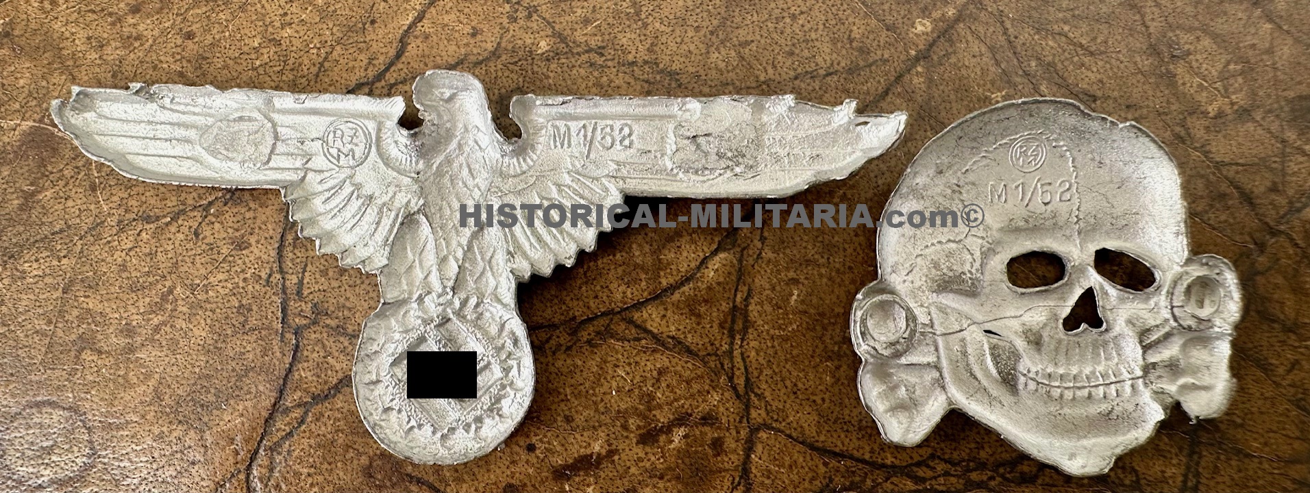 Waffen-SS Officer visor cap eagle set: SS eagle and skull both with identical RZM M1/52 markings NO prongs - SS Offizier Mützenset OHNE Splinte - Fregi da berretto delle Waffen-SS Aquila +teschio SENZA spille Waffen-SS Officer visor cap eagle set: SS eagle and skull both with identical RZM M1/52 markings NO prongs - SS Offizier Mützenset OHNE Splinte - Fregi da berretto delle Waffen-SS Aquila +teschio SENZA spille
