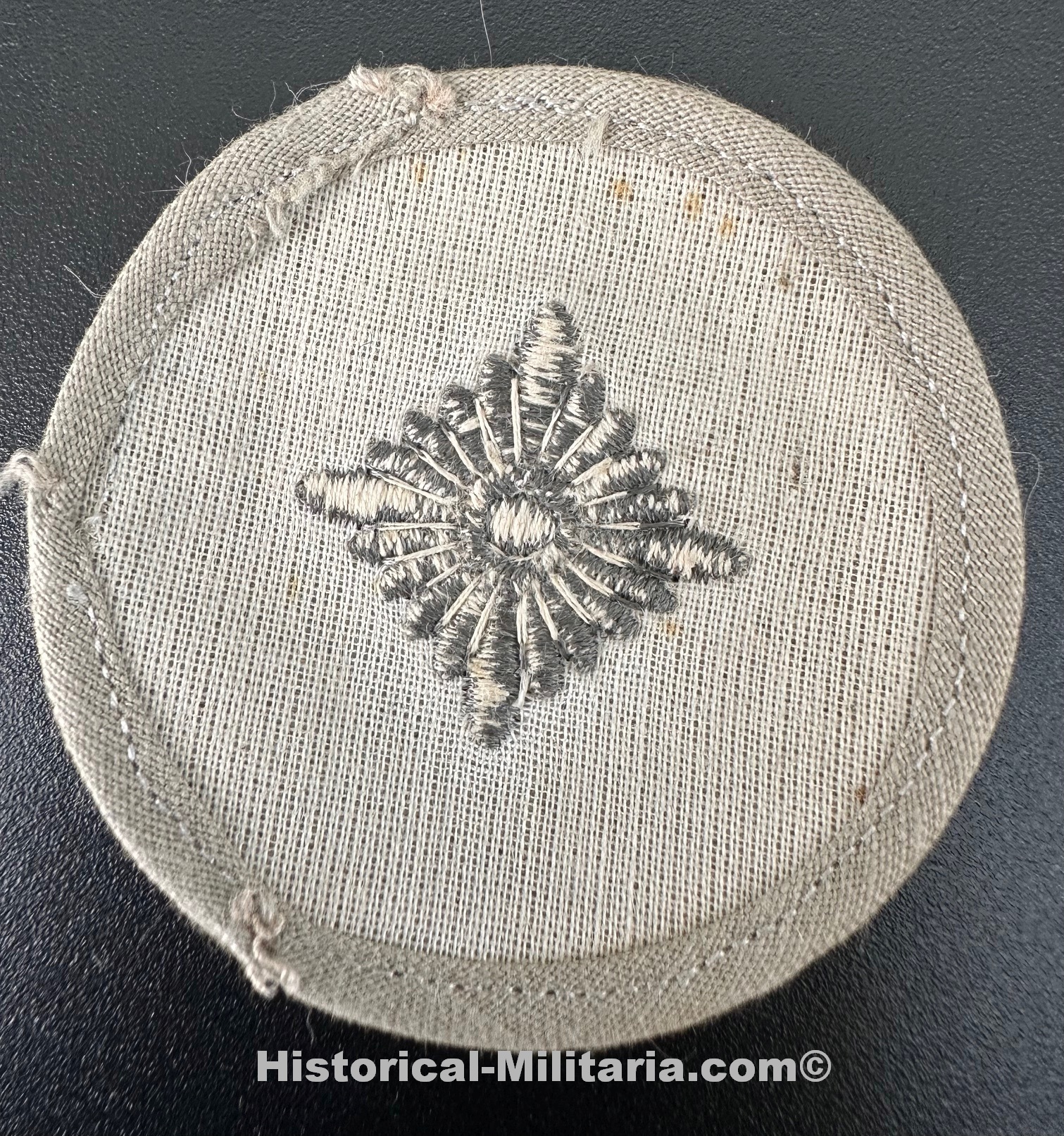 ORIGINAL WH Heer Oberschütze Ärmelabzeichen auf Drillichstoff - Original German Army OBERSCHÜTZE'S RANK PIP on herringbone fabric (Dienstgradabzeichen für Drillich Anzug) - Grado originale dell'esercito tedesco su panno sabbia ORIGINAL WH Heer Oberschütze Ärmelabzeichen auf Drillichstoff - Original German Army OBERSCHÜTZE'S RANK PIP on herringbone fabric (Dienstgradabzeichen für Drillich Anzug) - Grado originale dell'esercito tedesco su panno sabbia