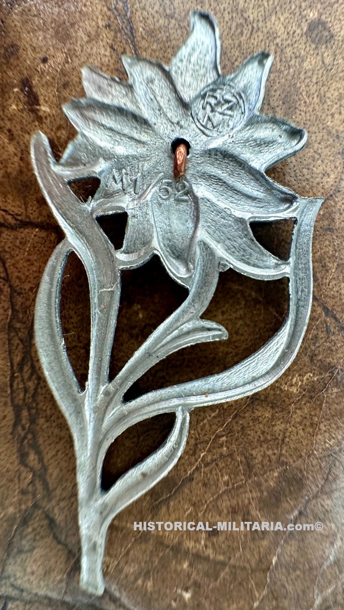 ORIGINAL SA Mützenedelweiss, HJ Hitlerjugend, 76.SS-Standarte Salzburg Edelweiss Hoheitsabzeichen RZM M1/ 52- Original SA cap Edelweiss, HJ Hitlerjugend Edelweiss - Edelweiss da berretto della SA o Hiterjugend Edelweiss originale ORIGINAL SA Mützenedelweiss, HJ Hitlerjugend, 76.SS-Standarte Salzburg Edelweiss Hoheitsabzeichen RZM M1/ 52- Original SA cap Edelweiss, HJ Hitlerjugend Edelweiss - Edelweiss da berretto della SA o Hiterjugend Edelweiss originale