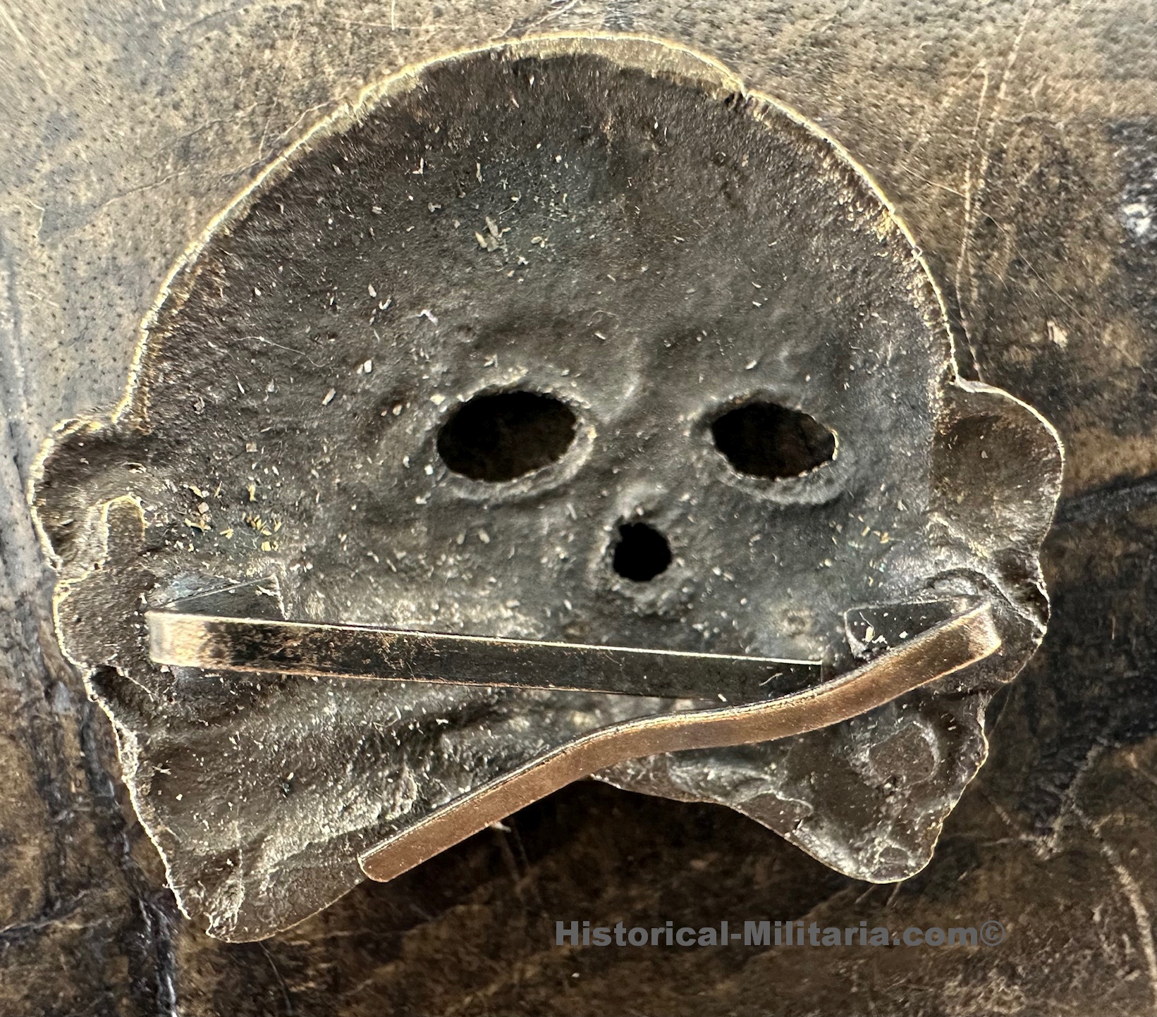 Prussian Death head skull aged - Preussischer Totenkopf alt aussehend - Teschio prussiano in metallo per copricapo aspetto vecchio Prussian Death head skull aged - Preussischer Totenkopf alt aussehend - Teschio prussiano in metallo per copricapo aspetto vecchio