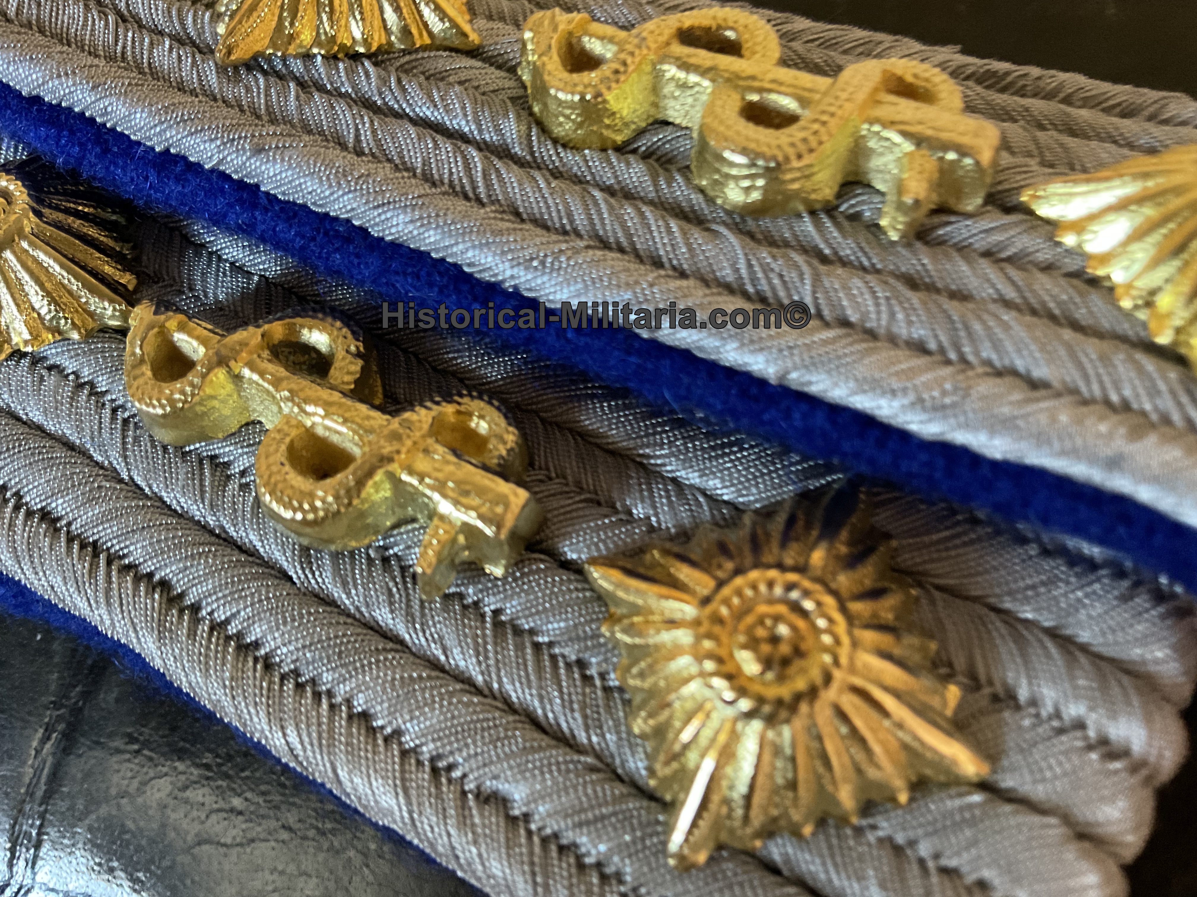 Wehrmacht Sanitätsabteilung Hauptmann Stabsarzt Captain slip-on shoulder boards cornflower blue + aesculapius cyphers - German Army Medical Corps Schulterklappen - spalline Sanità heer con degli esculapi Wehrmacht Sanitätsabteilung Hauptmann Stabsarzt Captain slip-on shoulder boards cornflower blue + aesculapius cyphers - German Army Medical Corps Schulterklappen - spalline Sanità heer con degli esculapi