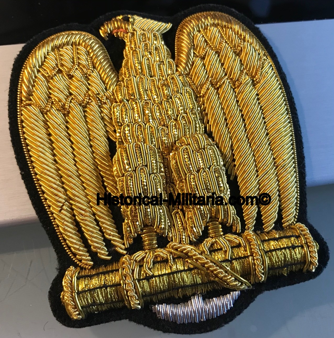 Fregio per berretto o Fez MVSN Aquila in oro da Generale Ufficiale della Milizia modello 1941 su panno nero - Italian MVSN General cap badge on black 1941 pattern