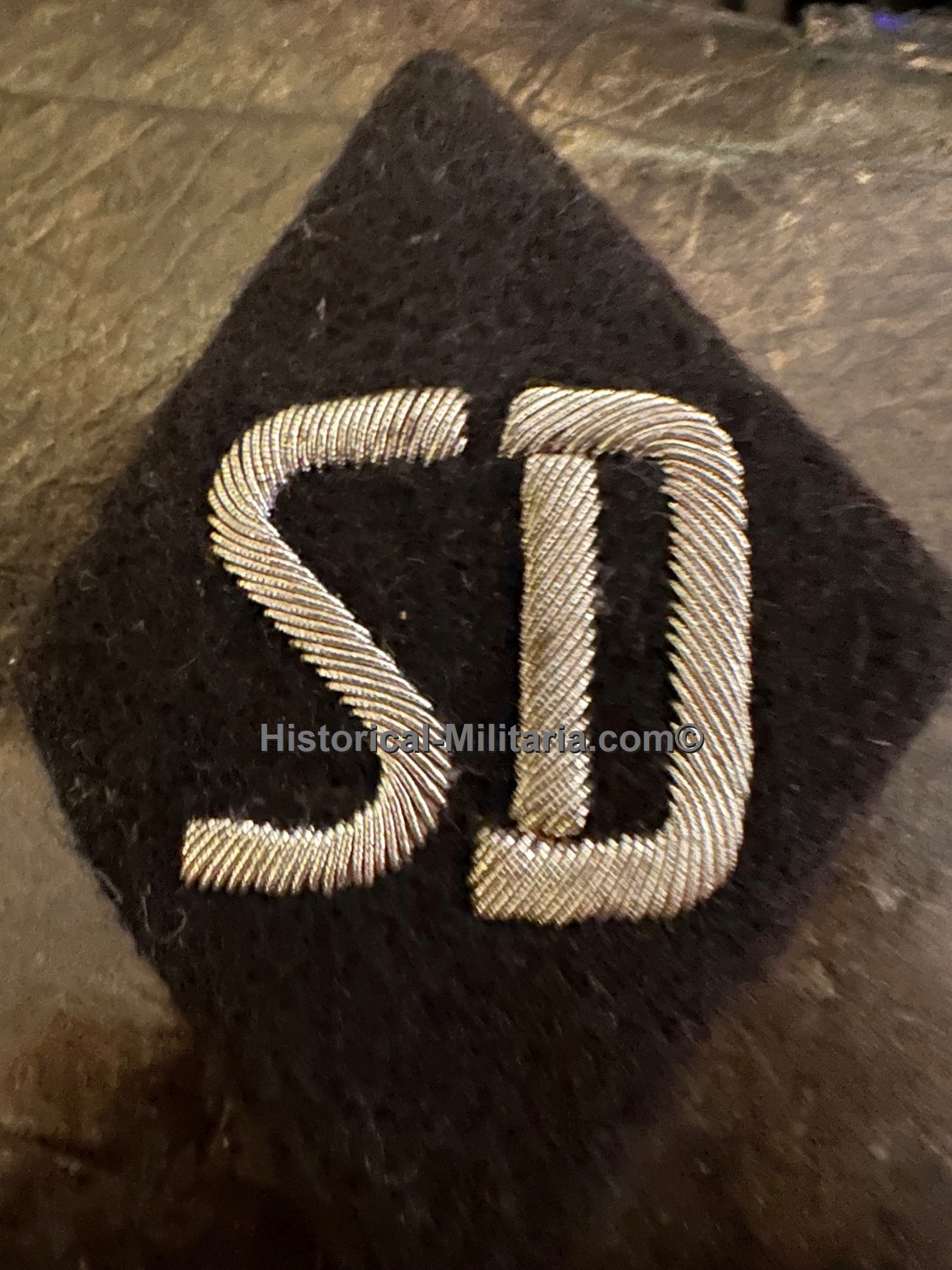 Ärmelraute SD Offizier Stabspersonal im Sicherheitshauptamt gealtert - SD Officer aged sleeve diamond Security Service - Distintivo di specialità da Ufficiale ufficio di comando centrale Servizio di Sicurezza delle SS Ärmelraute SD Offizier Stabspersonal im Sicherheitshauptamt gealtert - SD Officer aged sleeve diamond Security Service - Distintivo di specialità da Ufficiale ufficio di comando centrale Servizio di Sicurezza delle SS