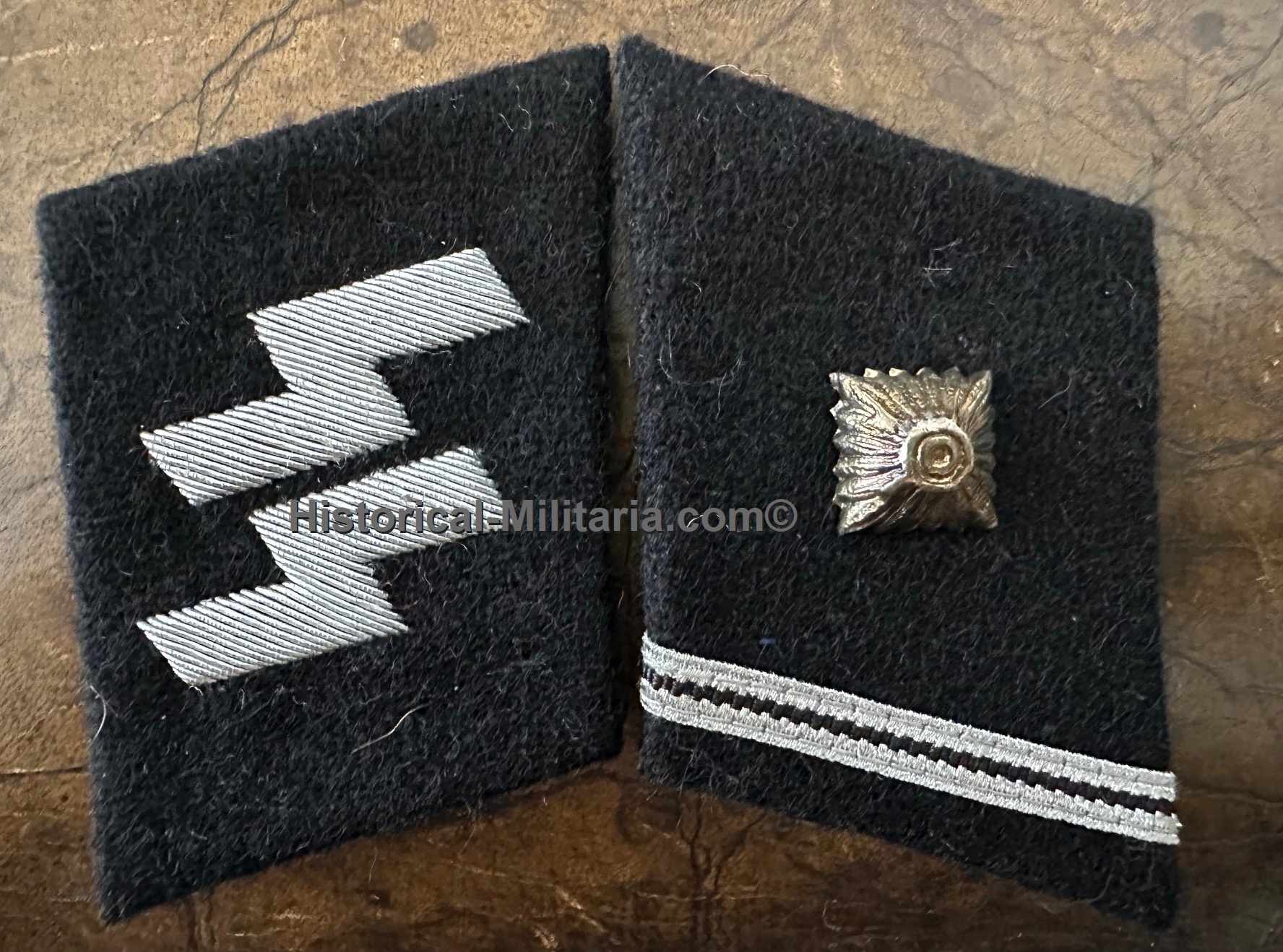SS-Scharführer Kragenspiegel Schrf silber Waffen-SS - Staff Sergeant SS collar tabs silver - mostrine da Sergente Maggiore Waffen-SS color argento - 1 x left on stock SS-Scharführer Kragenspiegel Schrf silber Waffen-SS - Staff Sergeant SS collar tabs silver - mostrine da Sergente Maggiore Waffen-SS color argento - 1 x left on stock