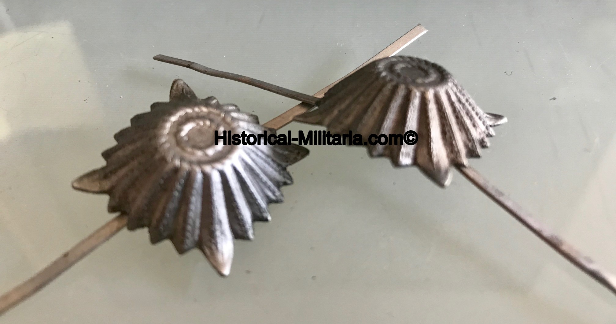 2 pieces aged darkened grey shade large and heigh(!) sized General Officer rank pips for shoulder boards each side 20 mm - diameter 30mm - 2 Stück Rangsterne Schulterklappen - n2 stellle per spalline 2 pieces aged darkened grey shade large and heigh(!) sized General Officer rank pips for shoulder boards each side 20 mm - diameter 30mm - 2 Stück Rangsterne Schulterklappen - n2 stellle per spalline