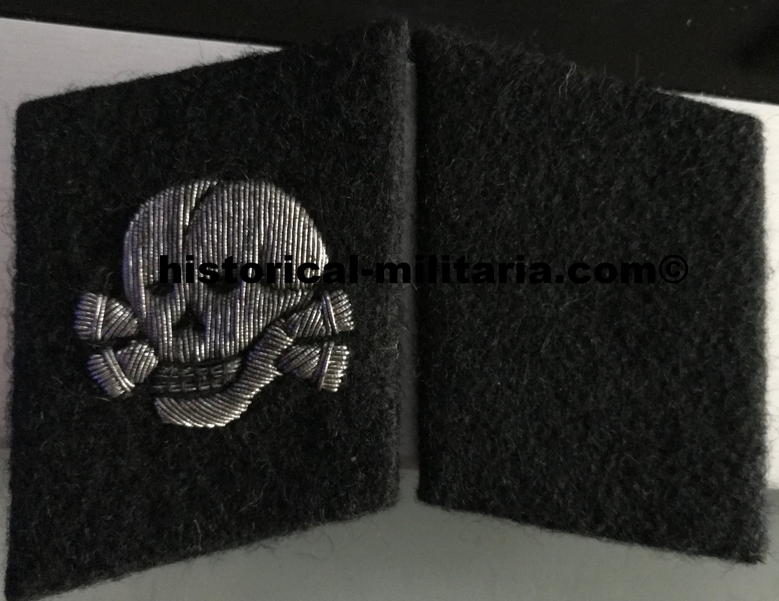 SS-Division Totenkopf - 3. SS-Panzer-Division " Totenkopf " SS-Mann Kragenspiegel gealtert - SS-Totenkopf Private vertical collar tabs aged - Mostrine da soldato semplice della Divisione SS-Totenkopf tedesca aspetto antico SS-Division Totenkopf - 3. SS-Panzer-Division " Totenkopf " SS-Mann Kragenspiegel gealtert - SS-Totenkopf Private vertical collar tabs aged - Mostrine da soldato semplice della Divisione SS-Totenkopf tedesca aspetto antico