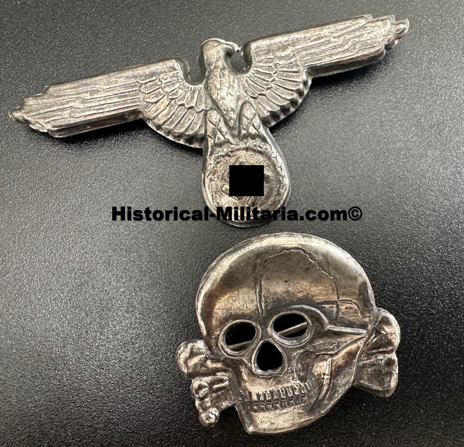 Waffen-SS Officer visor cap eagle set metal: SS eagle with skull manually darkened - Waffen-SS Unteroffizier Offizier Mützenset manuell gedunkelt - Fregi da berretto delle Waffen-SS Aquila con teschio SS scurato Waffen-SS Officer visor cap eagle set metal: SS eagle with skull manually darkened - Waffen-SS Unteroffizier Offizier Mützenset manuell gedunkelt - Fregi da berretto delle Waffen-SS Aquila con teschio SS scurato
